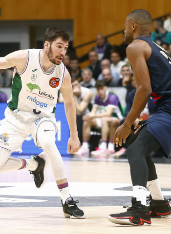 Un luchador y gran Unicaja derrota al Barça en la prórroga (87-89)