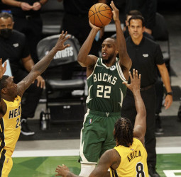 Milwaukee consigue la victoria en la prórroga gracias a una canasta final de Middleton (107-109) [1-0]