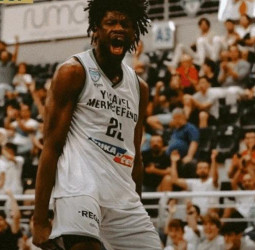 El Anadolu Efes refuerza su juego interior con Daniel Oturu