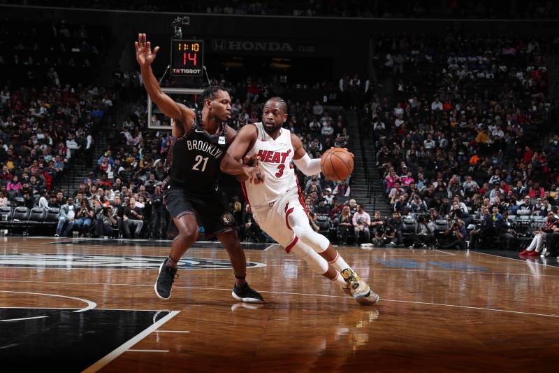 Dwyane Wade se da un homenaje en su último partido NBA