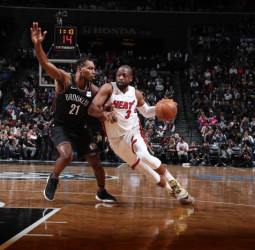Dwyane Wade se da un homenaje en su último partido NBA