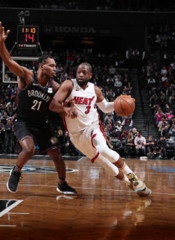 Dwyane Wade se da un homenaje en su último partido NBA