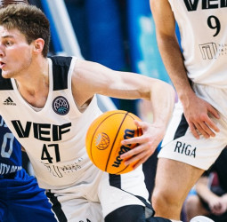 El Baskonia contempla la posibilidad de recuperar a Arturs Kurucs