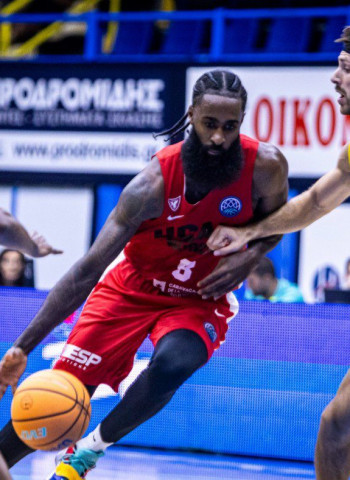 Murcia se estrena en la BCL a costa del Peristeri, 76-81