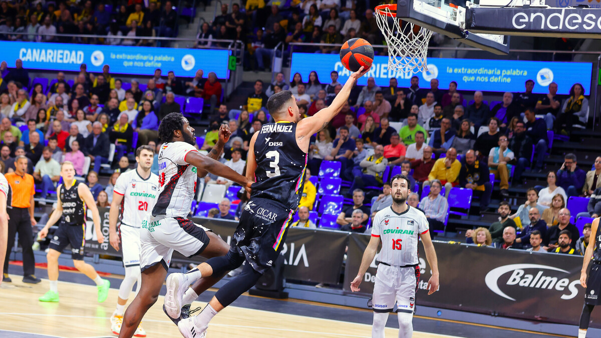 Lenovo Tenerife suma y sigue contra una debilitado Coviran Granada (98-66)