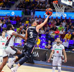 Lenovo Tenerife suma y sigue contra una debilitado Coviran Granada (98-66)