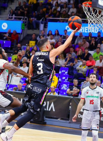 Lenovo Tenerife suma y sigue contra una debilitado Coviran Granada (98-66)