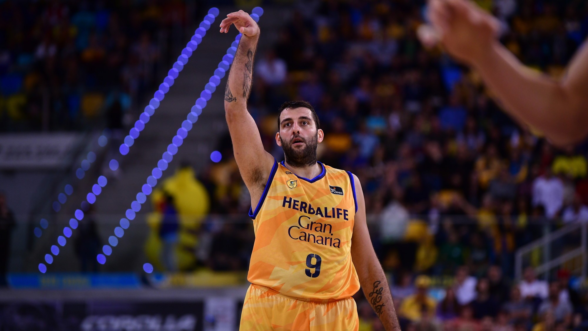 Giannis Bourousis continuará su carrera en el Peristeri