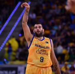 Giannis Bourousis continuará su carrera en el Peristeri