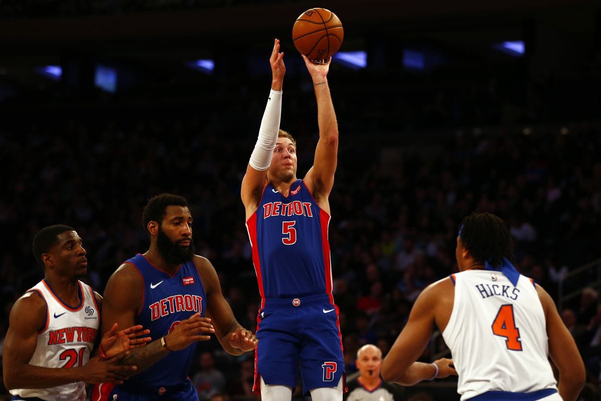 Finaliza la temporada regular en la NBA con los Detroit Pistons como equipo de playoffs
