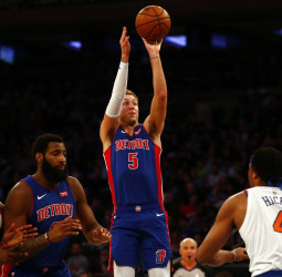 Finaliza la temporada regular en la NBA con los Detroit Pistons como equipo de playoffs