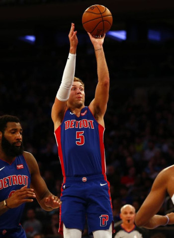 Finaliza la temporada regular en la NBA con los Detroit Pistons como equipo de playoffs