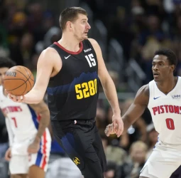 Murray anota, Jokic asiste, para superar a los Pistons