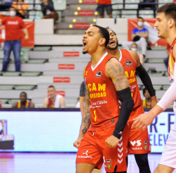 UCAM Murcia convierte en una fiesta la vuelta de público al Palacio (91-68)
