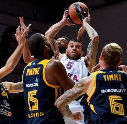 Un Mike James de dibujos animados lidera la victoria del CSKA ante el Khimki (87-96)