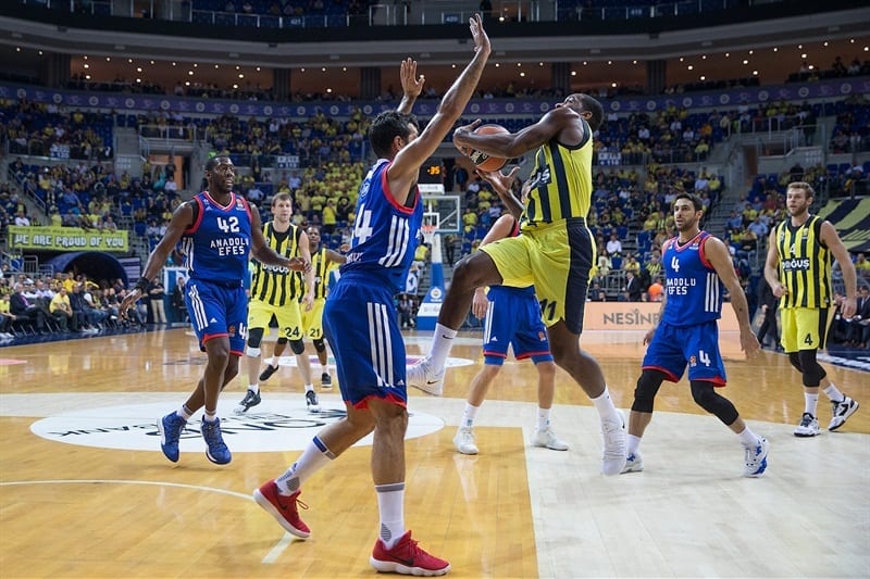 El Fenerbahce se lleva el derbi turco (81-70)