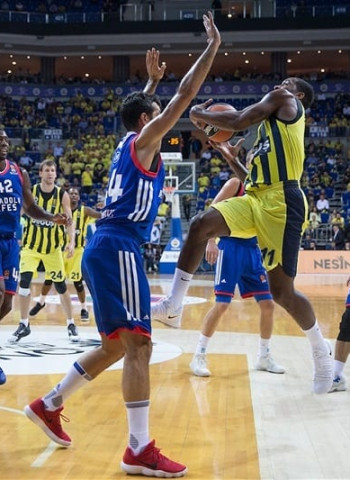El Fenerbahce se lleva el derbi turco (81-70)
