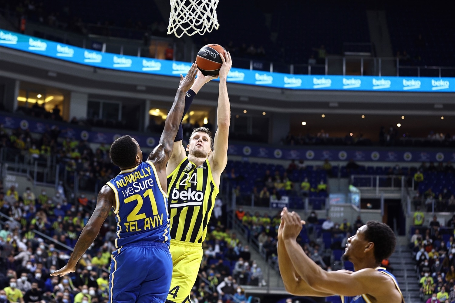 El Fenerbahce frena la remontada del Maccabi (90-79)