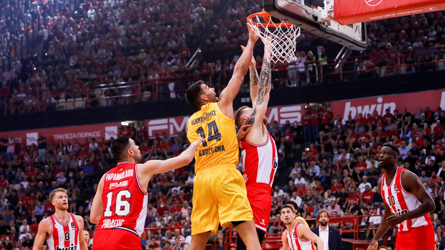 El Barcelona hace enmudecer el Pireo, 68-77