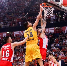 El Barcelona hace enmudecer el Pireo, 68-77