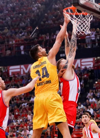 El Barcelona hace enmudecer el Pireo, 68-77