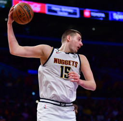 Nikola Jokic realiza números inéditos desde Wilt Chamberlain