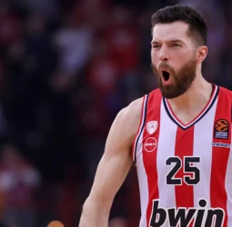 Olympiacos remonta y vence a Virtus, 74-69
