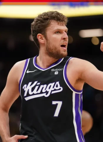 Desde Canadá sostienen que los Raptors no liberarán el contrato de Vezenkov