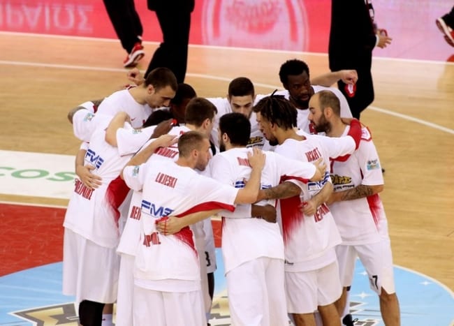 Spanoulis y Lojeski marcan el camino, Olympiacos se adelanta (2-1)