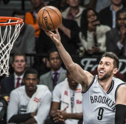 Milán y CSKA esperan la decisión de los Nets por Bargnani