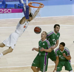 El Real Madrid muestra su potencial ofensivo ante Unicaja (99-85)