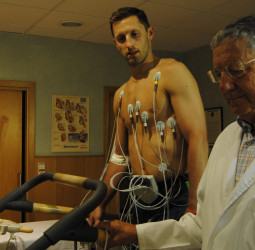 Mickey McConnell pasa reconocimiento médico en el Hospital Policlínico La Rosaleda