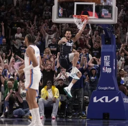 Entre un renqueante Doncic e Irving le dan la vuelta a la serie, 101-105 [1-2]