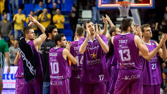 El Iberostar Tenerife volvió a sonreír de la mano de San Miguel y Ponitka (87-70)