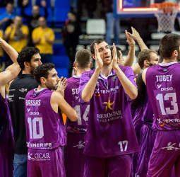 El Iberostar Tenerife volvió a sonreír de la mano de San Miguel y Ponitka (87-70)