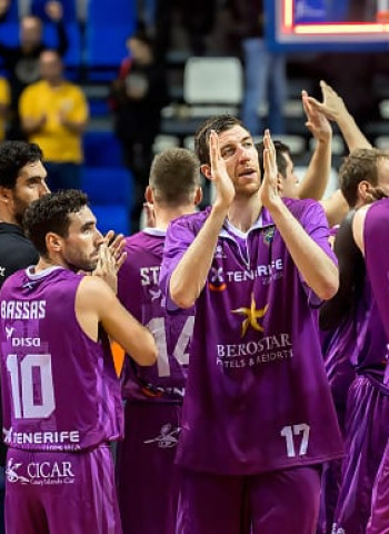 El Iberostar Tenerife volvió a sonreír de la mano de San Miguel y Ponitka (87-70)