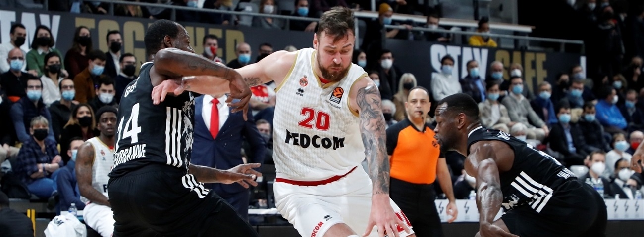 La Virtus Bolonia toma interés por Donatas Motiejunas.