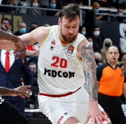 La Virtus Bolonia toma interés por Donatas Motiejunas.