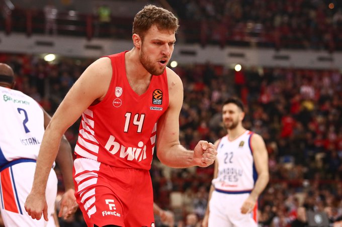 Vezenkov marca la diferencia ante el Anadolu Efes, 76-70