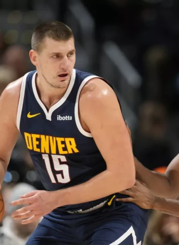 Jokic sale al rescate de sus Denver Nuggets