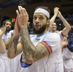 Ciclón obradoirista para dormir en la zona Playoff (77-64)