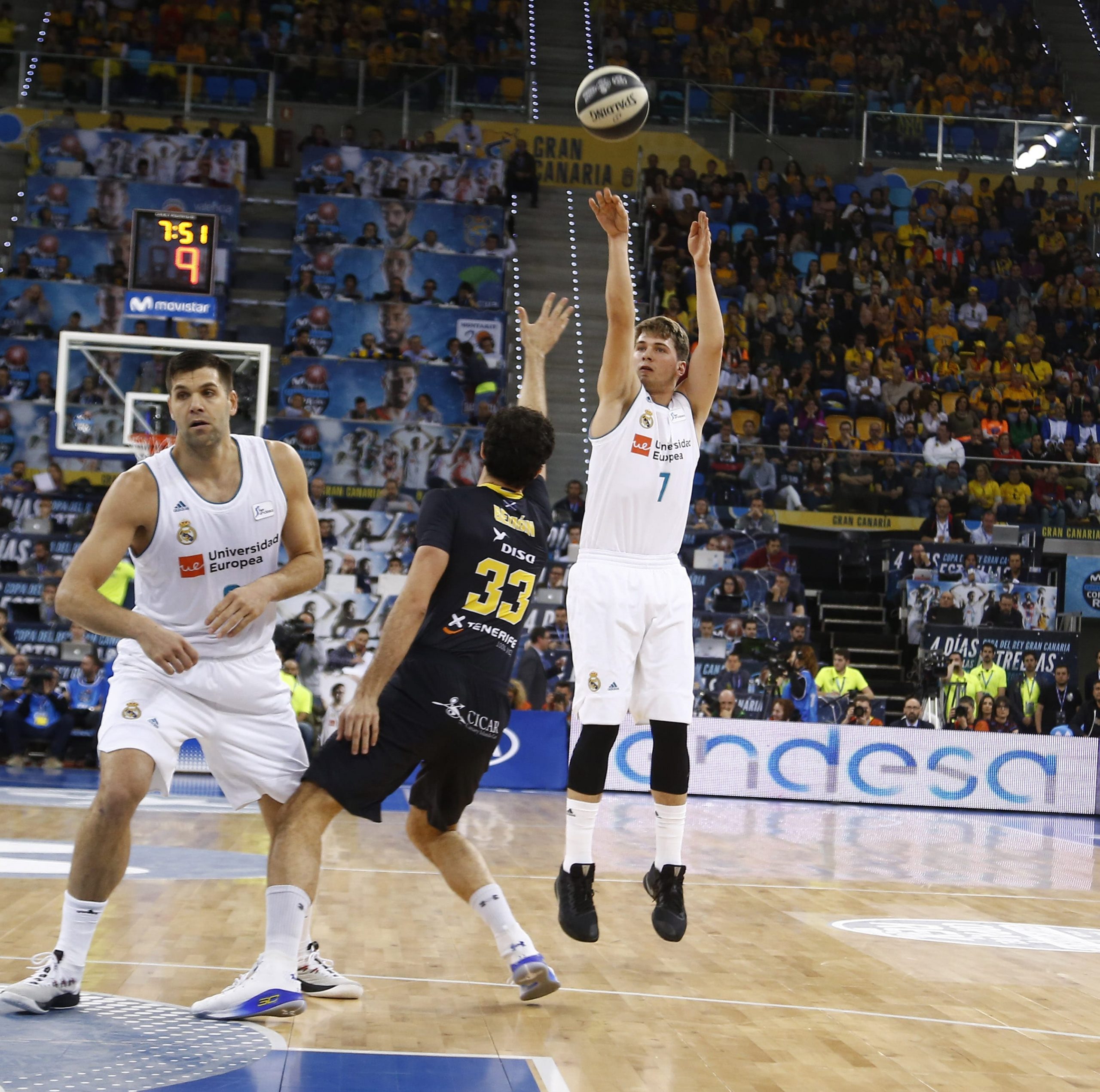 Doncic y Carroll guían al Real Madrid a otra final (59-77)