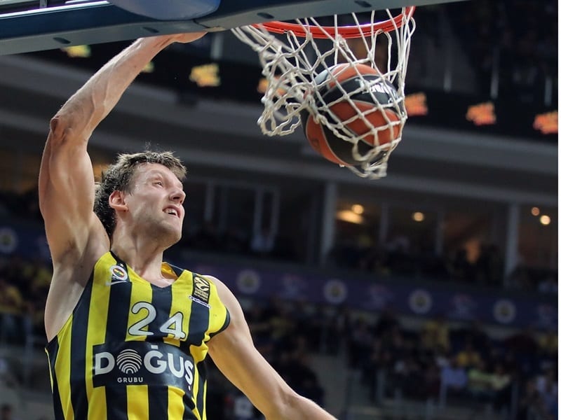 Vesely destroza la oposición del Brose Baskets (77-69)