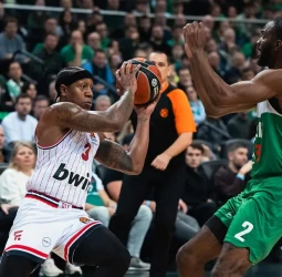 Olympiacos se impone con superioridad ante el Zalgiris, 76-95