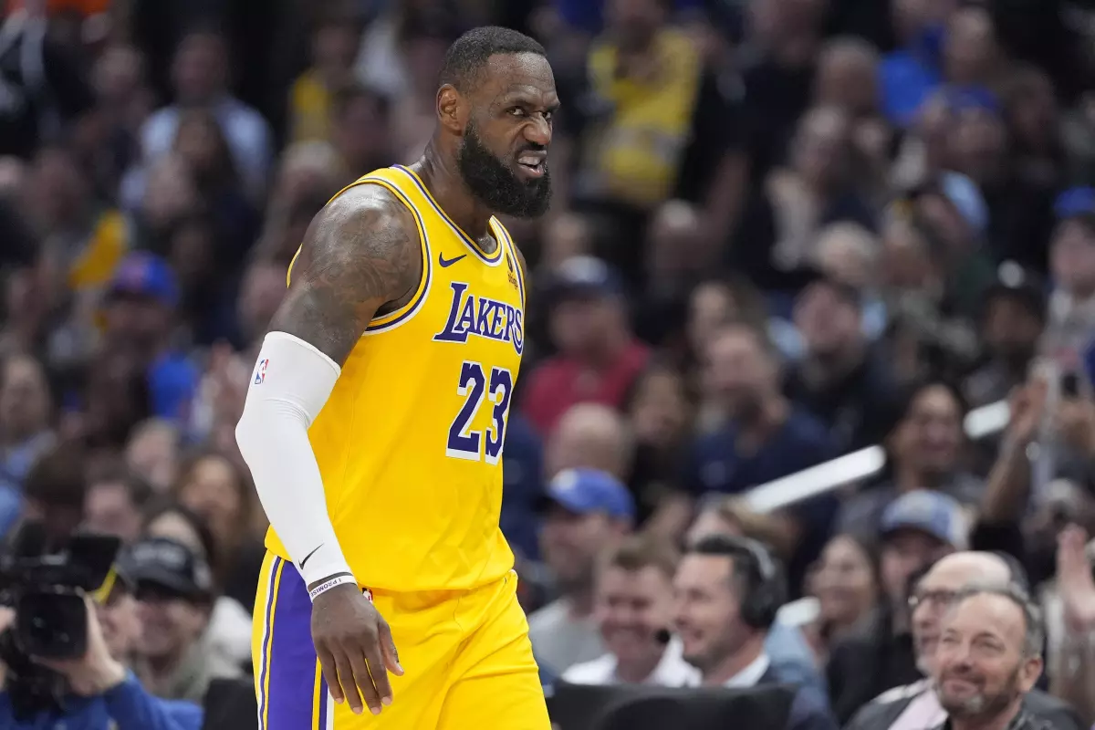 LeBron lidera la remontada en el derbi angelino