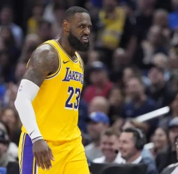 LeBron lidera la remontada en el derbi angelino