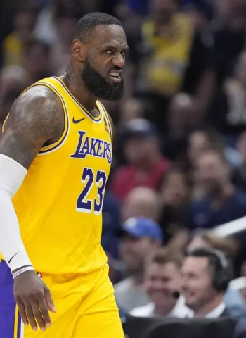 LeBron lidera la remontada en el derbi angelino