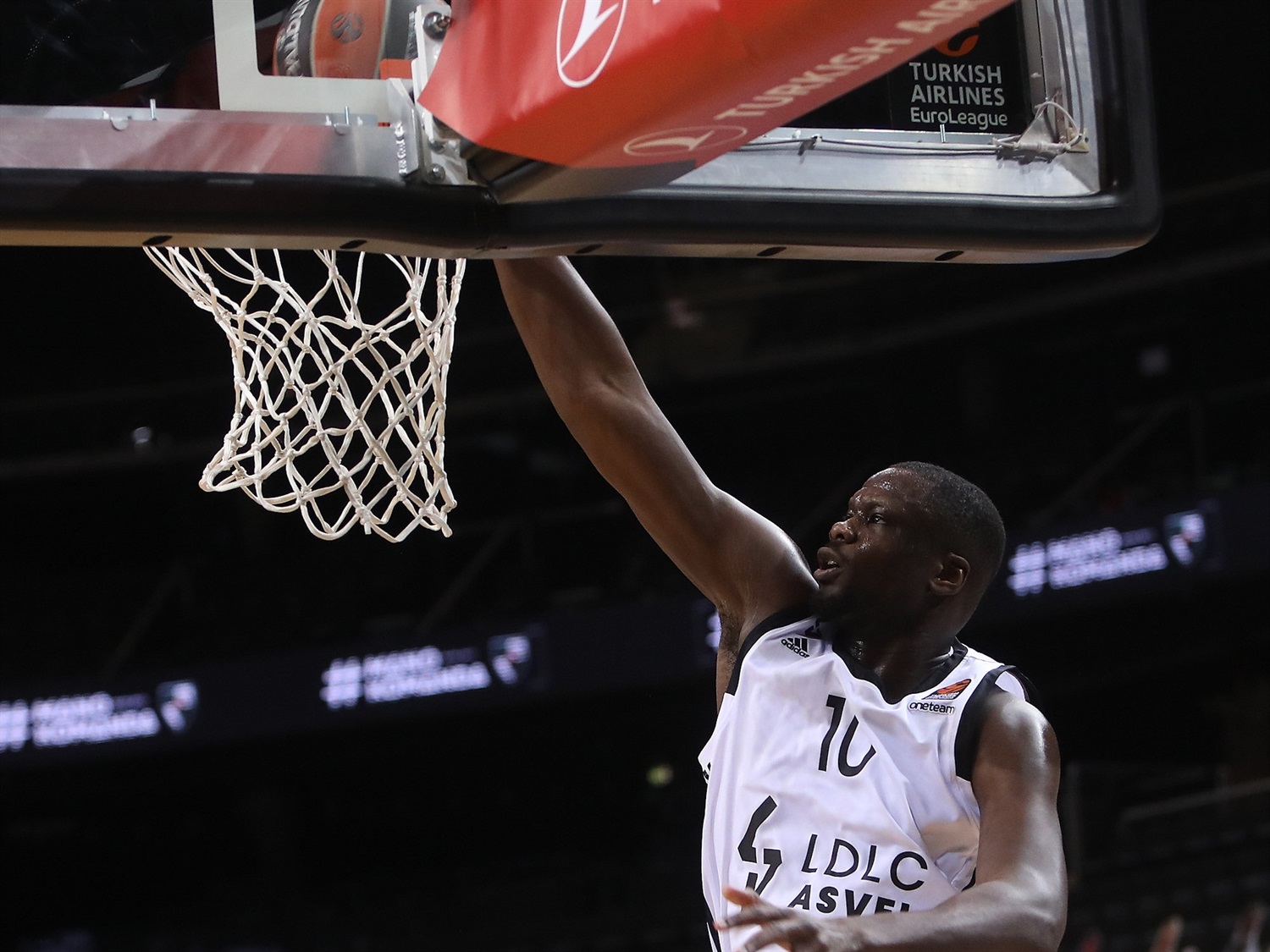 El Olympiacos negocia el fichaje de Moustapha Fall