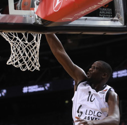 El Olympiacos negocia el fichaje de Moustapha Fall