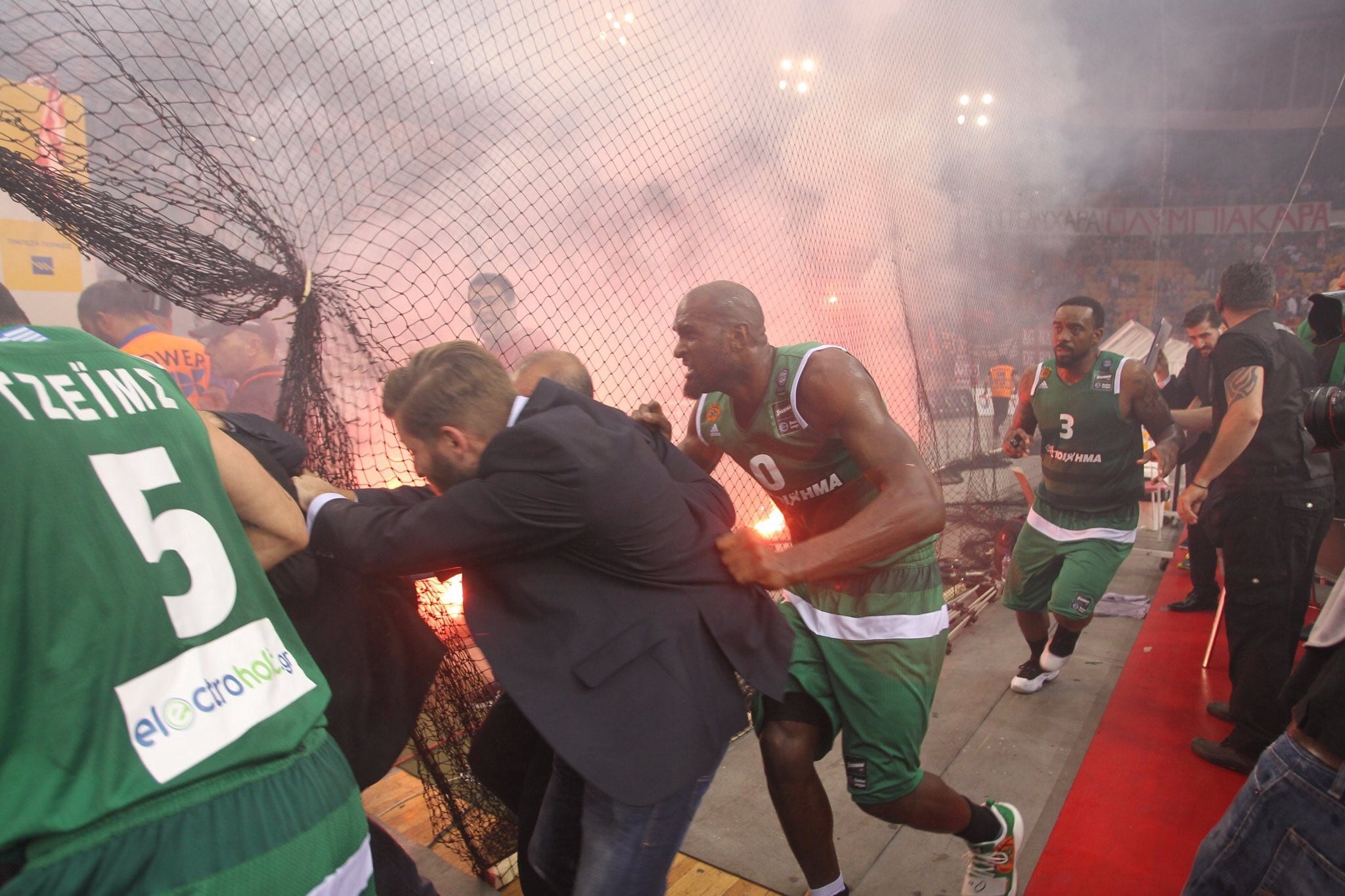 [2-3] Panathinaikos se proclama campéon de la liga griega en un final lleno de incidentes (51-66)